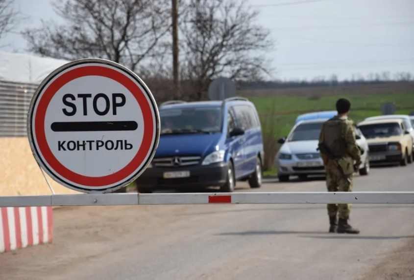 Katonai ellenőrzőpont és stop jelzés.
