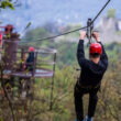 Ember zipline-on hegyvidéki környezetben.