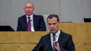 Politikusok beszéd közben hivatalos eseményen.