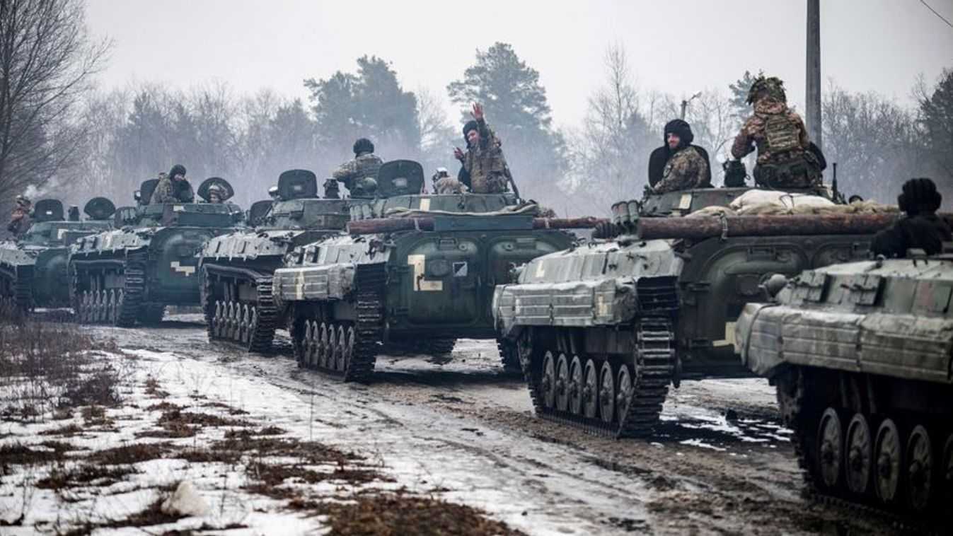 Katonai járművek havas tájon.