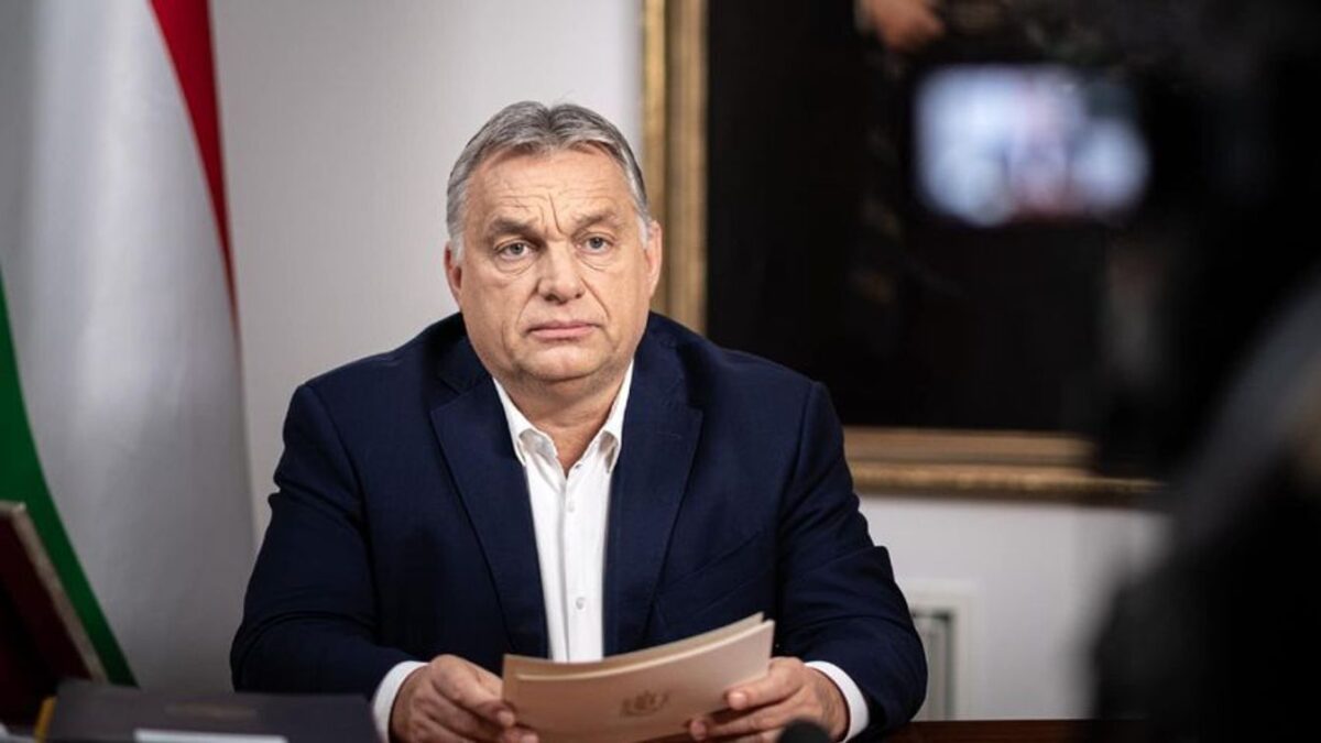 Férfi beszédet tartó papírt tart