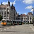 Villamos a Parlament előtt Budapesten.