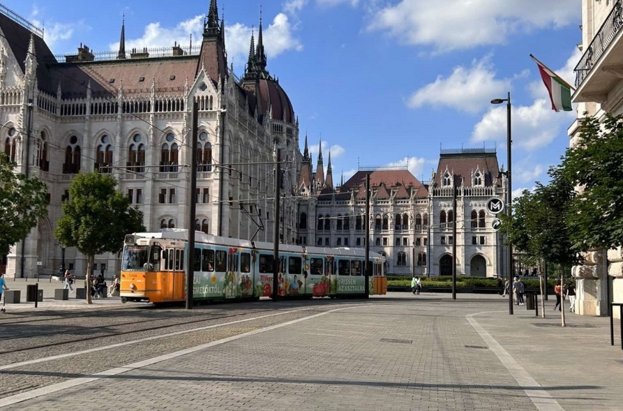 Villamos a Parlament előtt Budapesten.