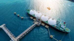 LNG-tanker kikötött a tengeri terminálnál.