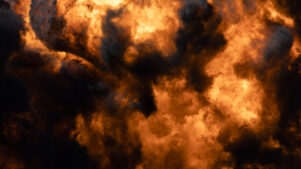 Nagy lángok és füst gomolyognak égő tűzből.