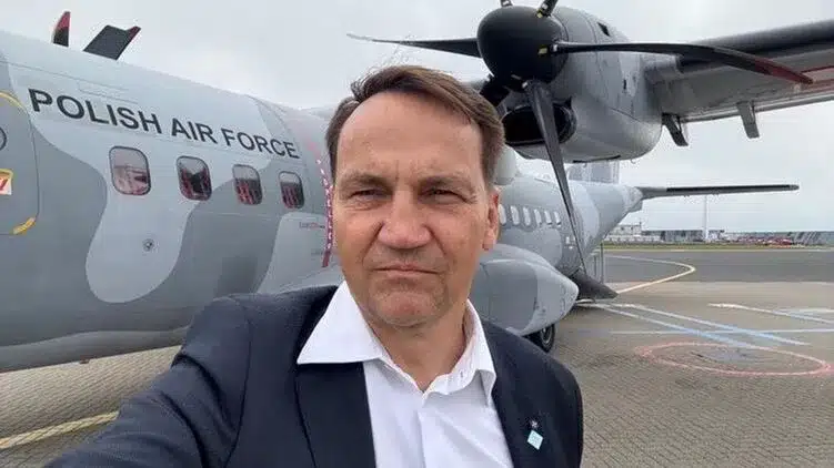 Sikorski üzent Budanovnak: Jobb lenne visszafogni az indulatokat