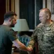 Zelenszkij kész leváltani a főparancsnokot, miközben utcai tüntetést szerveznek Szirszkij ellen Kijevben