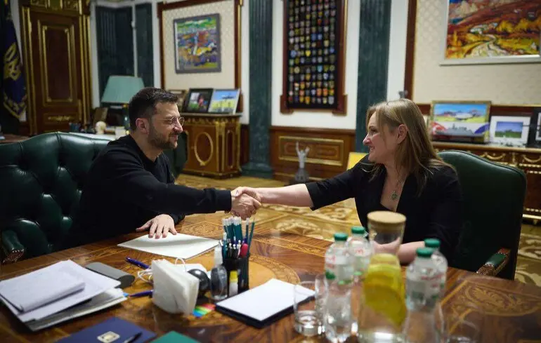 Két ember kezet fog egy irodában