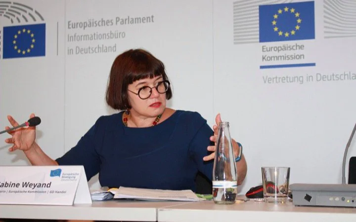 Nő előadást tart EU sajtóeseményen