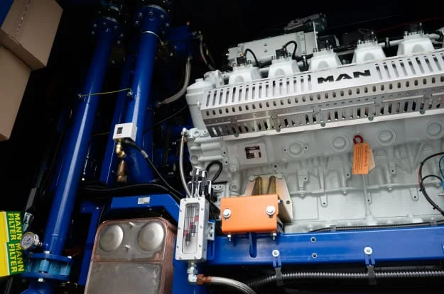 Nagy ipari MAN dízelmotor csőrendszerrel