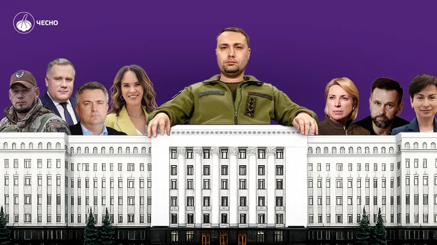 Politikusok kormányépület előtt, lila háttérrel