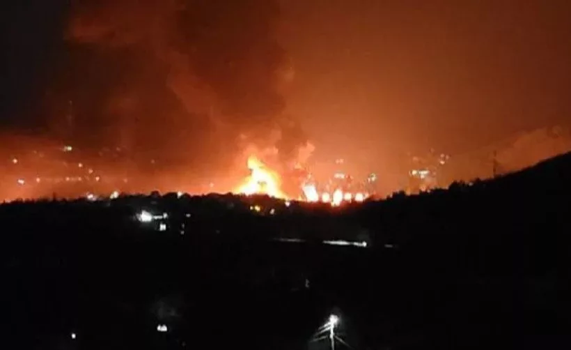 Éjszakai városi tűz hatalmas lángokkal