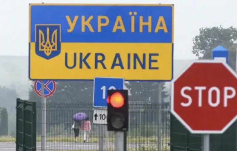 Ukrajna határtábla, stop tábla és piros lámpa