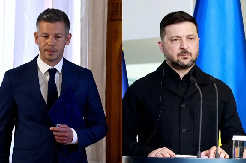 Két férfi sajtótájékoztatón, zászlók előtt