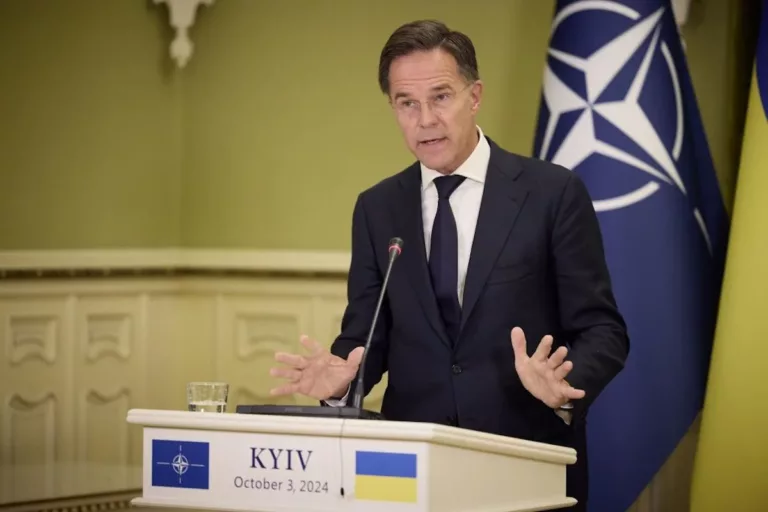 Légvédelmi támogatást sürget a NATO főtitkára a halálos áldozatokat követelő kijevi orosz támadás után