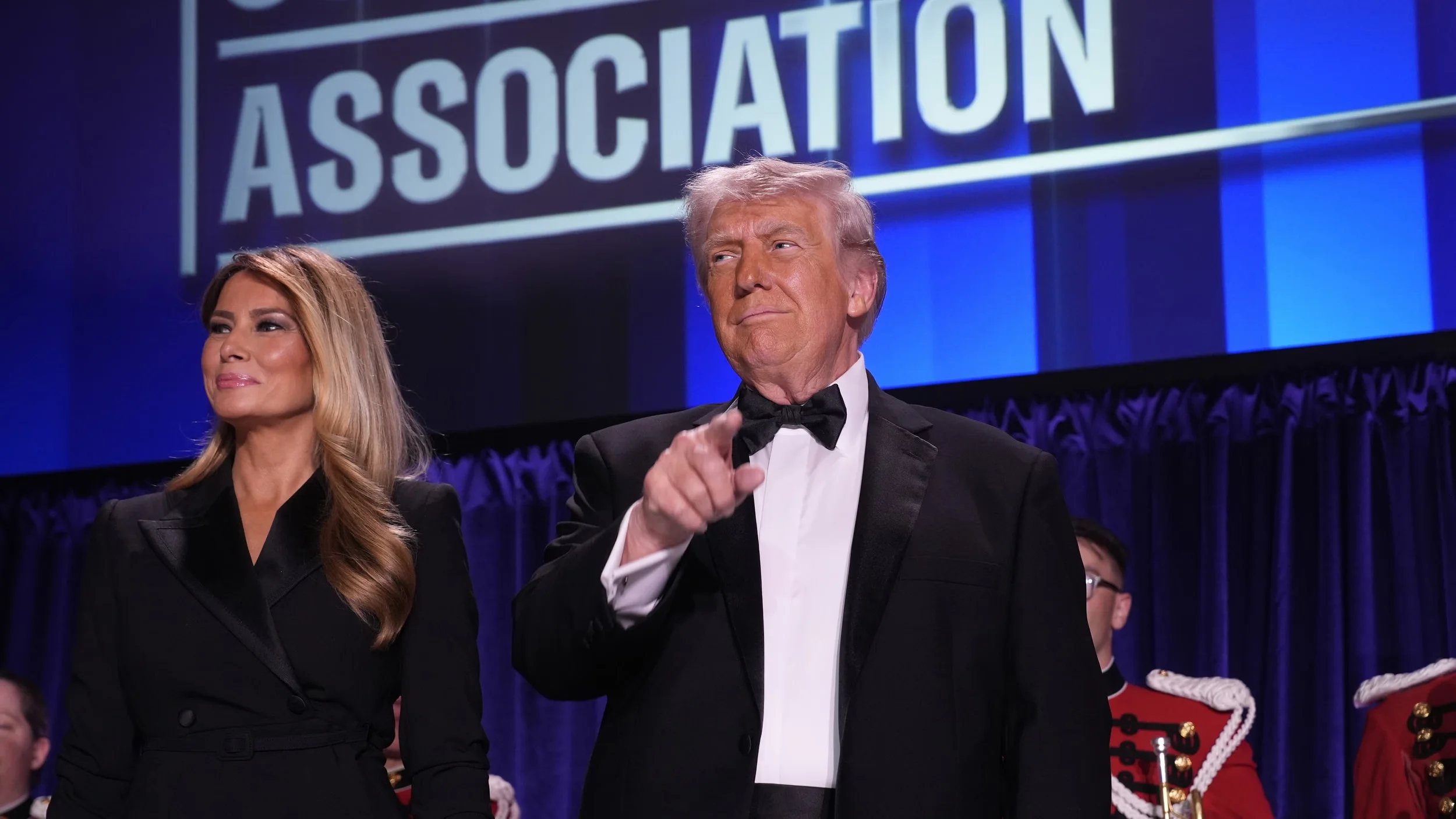 Elegáns pár hivatalos rendezvény színpadán