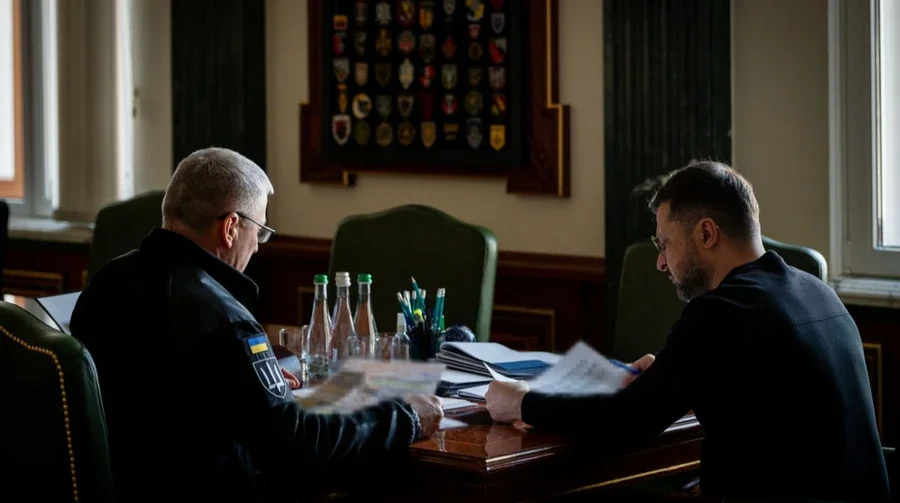 Két férfi dokumentumokat tárgyal irodai környezetben