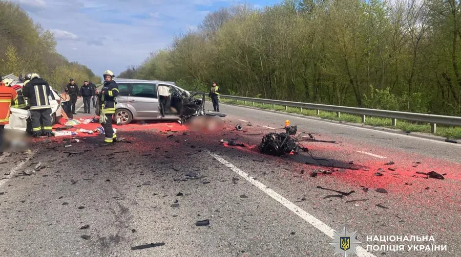 Súlyos közúti baleset mentőegységekkel az úton