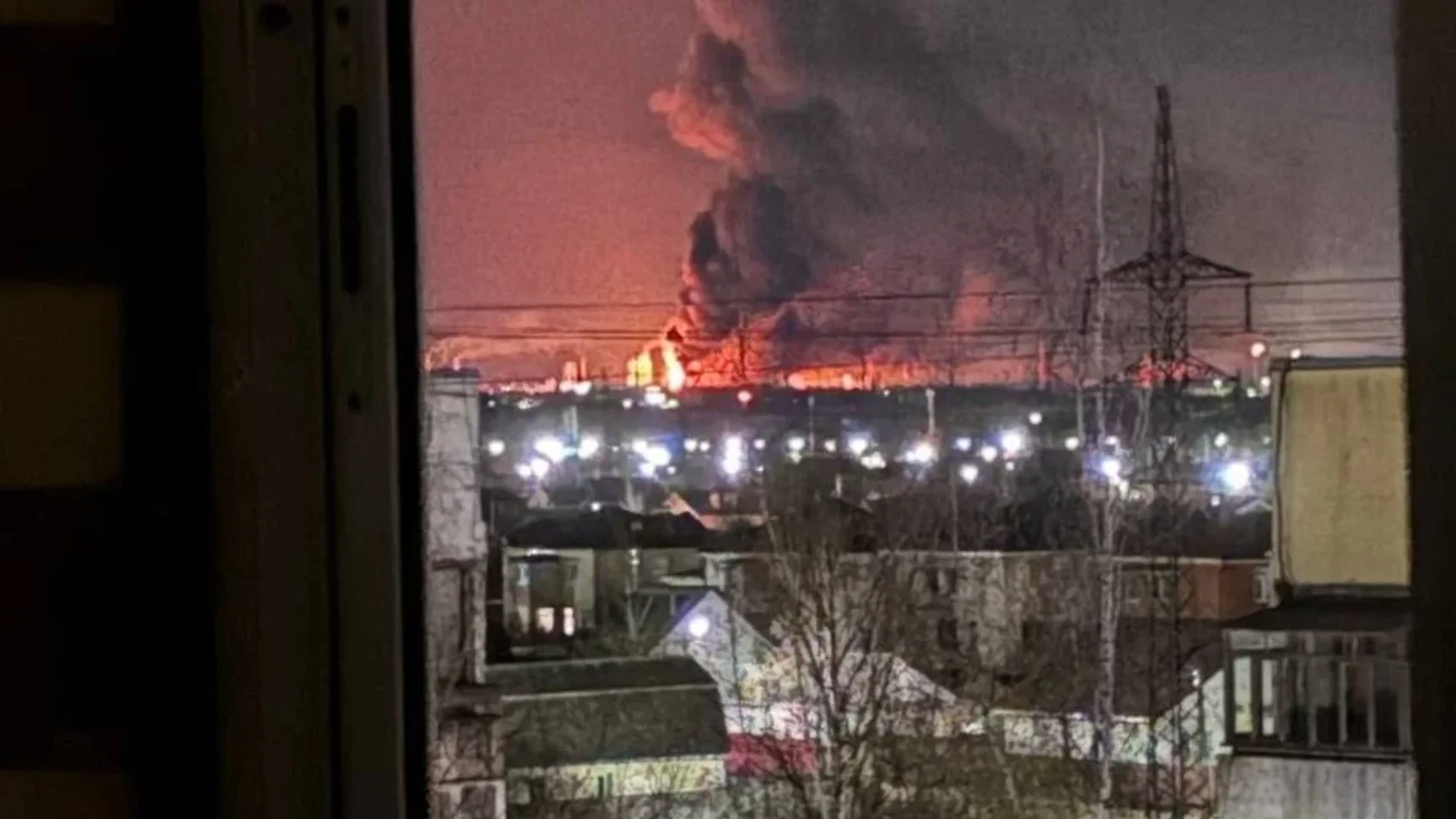 Éjszakai ipari tűz hatalmas füstfelhővel