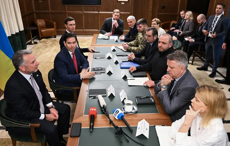 Kormányzati egyeztetés tárgyalóasztalnál ukrán zászlóval