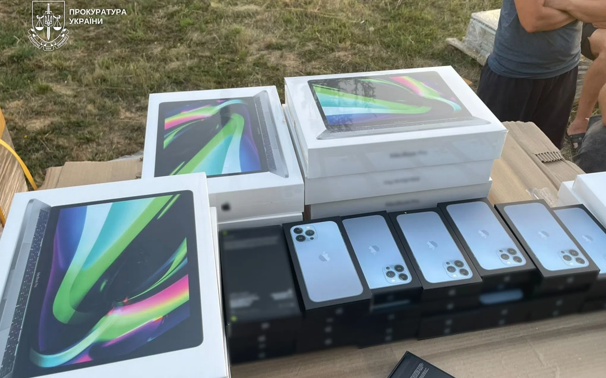 Apple laptopok és iPhone dobozok asztalon