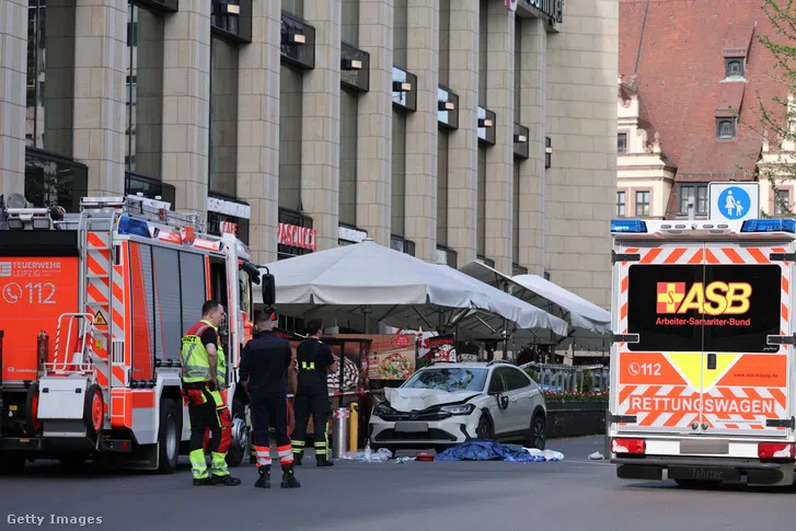 Mentők és tűzoltók baleset helyszínén