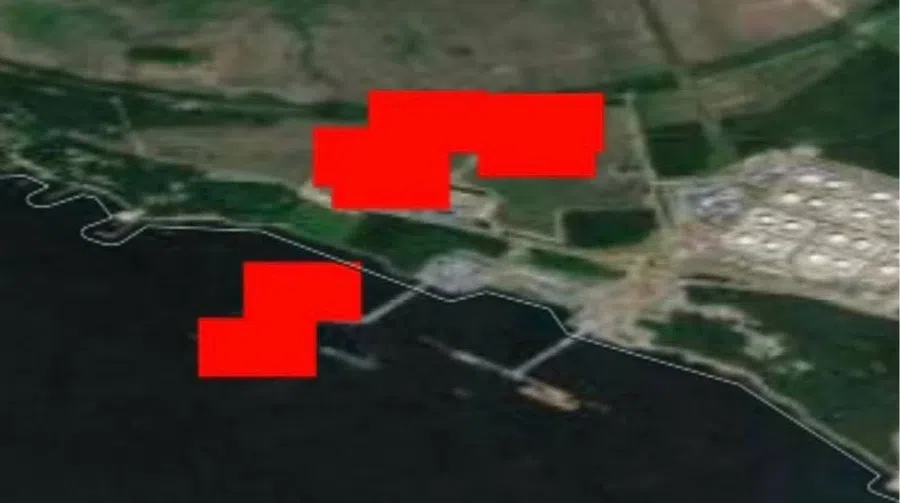 Műholdkép partvidékről piros jelölésekkel