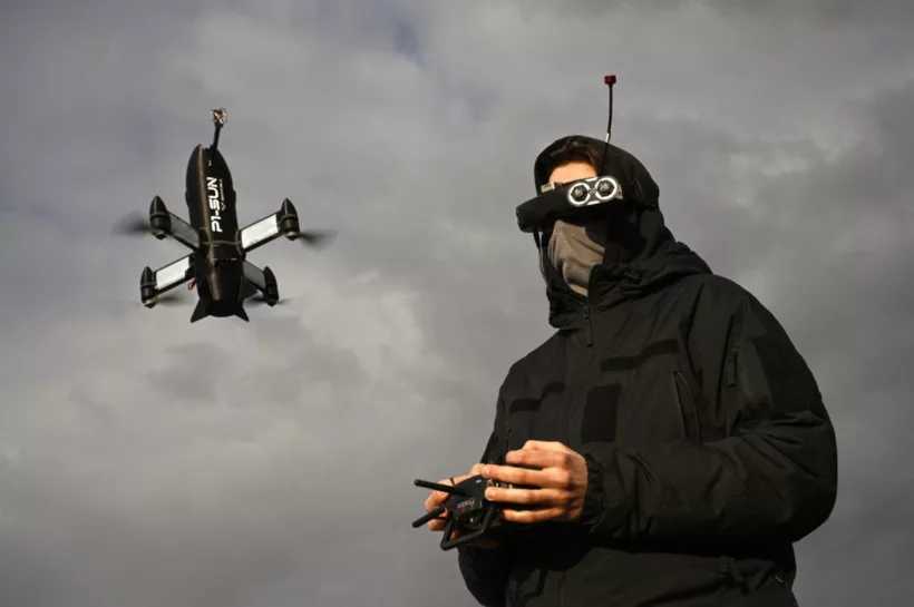 FPV szemüveget viselő férfi drónt irányít
