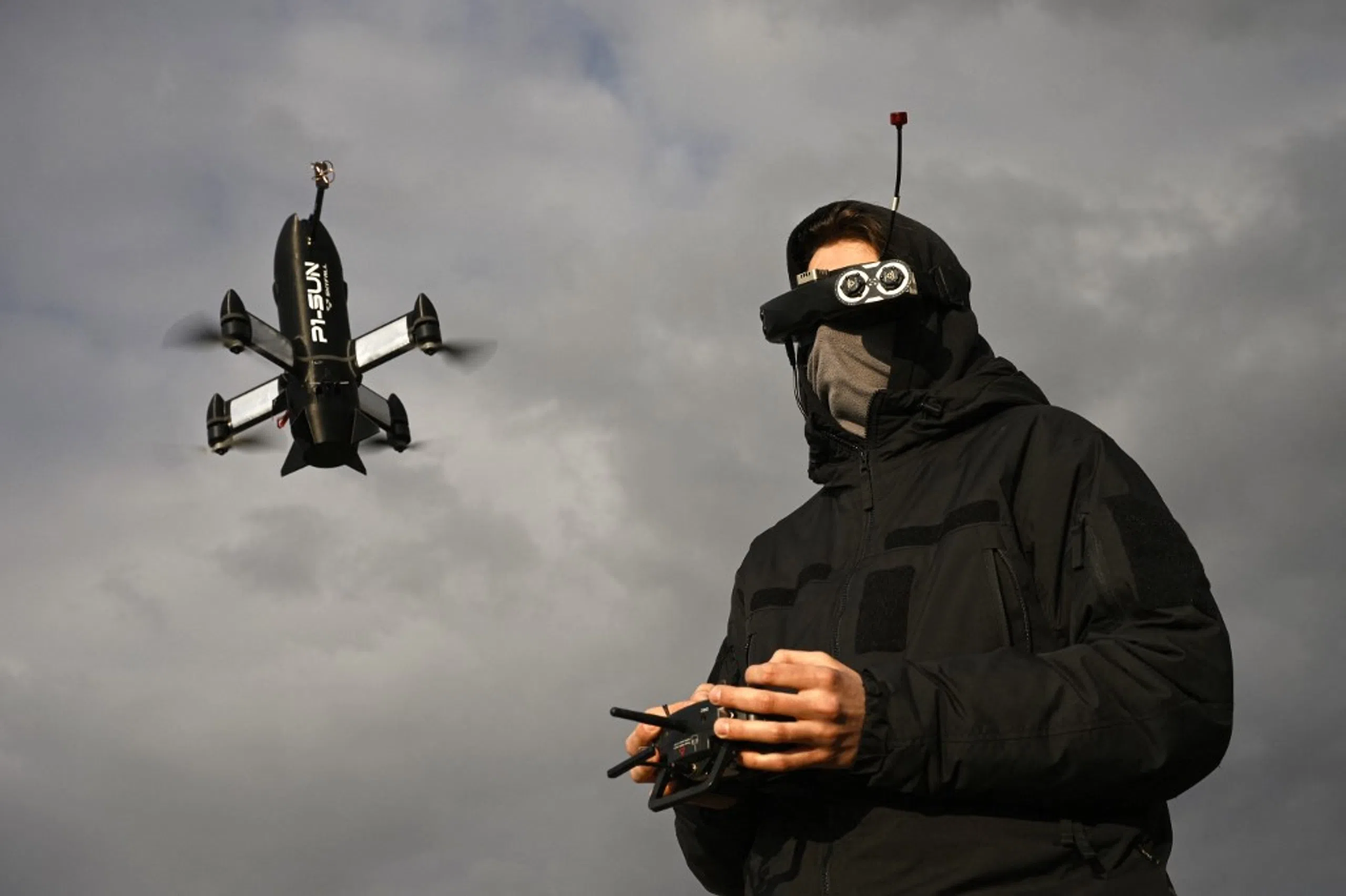FPV szemüveget viselő férfi drónt irányít