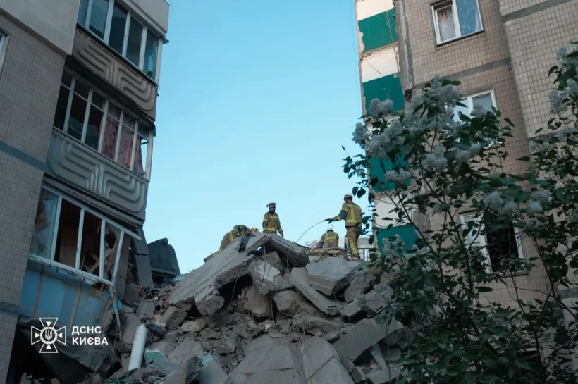 Tűzoltók romos lakóépület törmelékén dolgoznak
