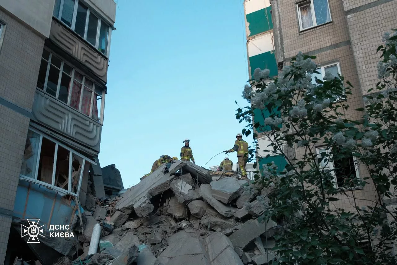 Tűzoltók romos lakóépület törmelékén dolgoznak