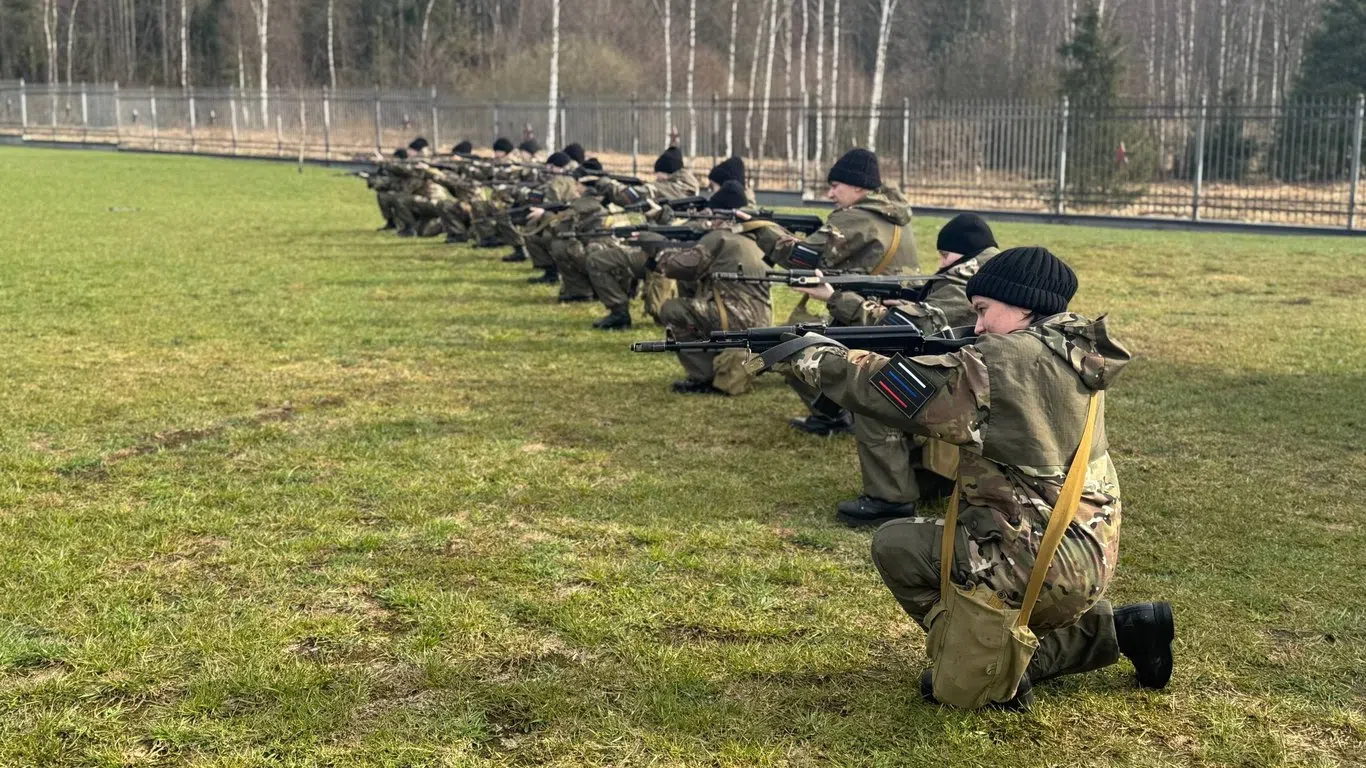 Térdelő katonák lövészeti gyakorlaton a szabadban