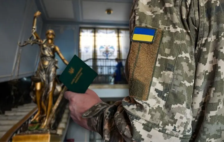 Ukrán katona útlevéllel bírósági épületben