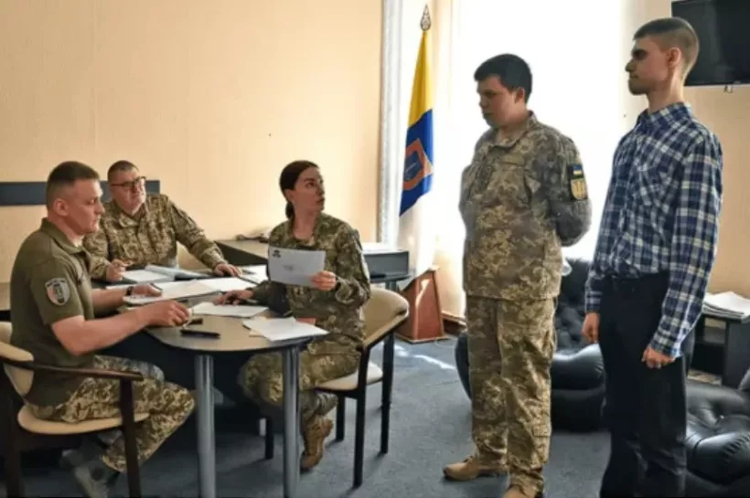 Katonák dokumentumokat ellenőriznek irodában