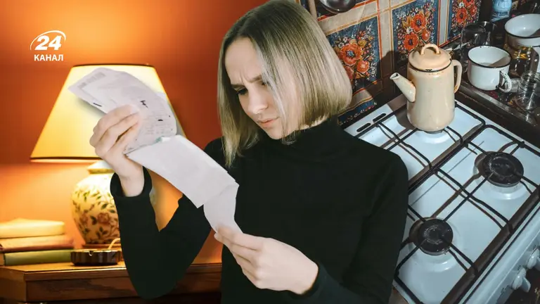 Nő számlát néz a konyhában
