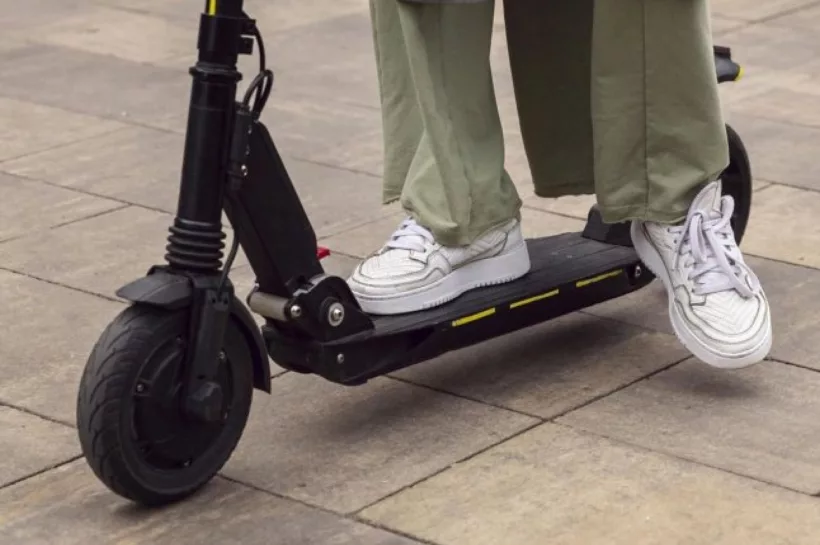 Fehér cipős személy elektromos rolleren