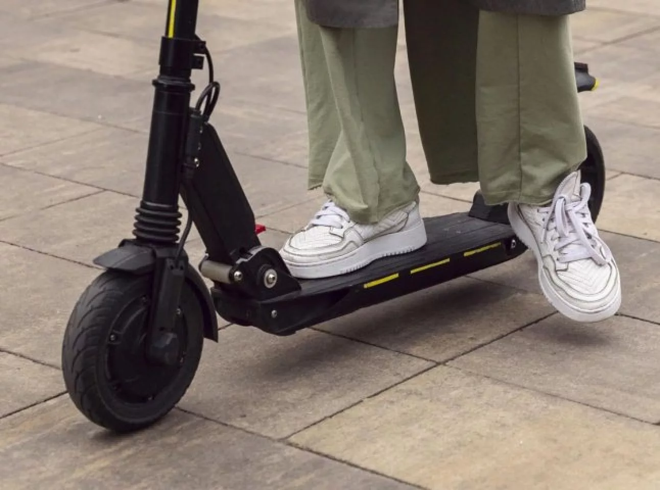 Fehér cipős személy elektromos rolleren
