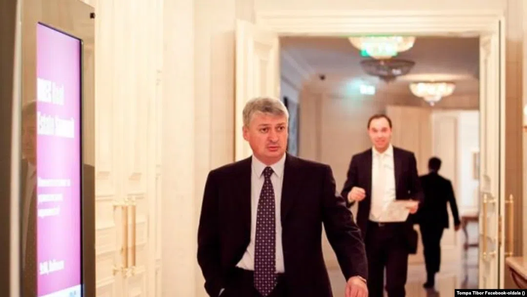 Öltönyös férfiak elegáns folyosón sétálnak