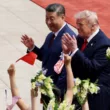 Trump nyolc év után ismét Pekingben: Hszi Csin-pinggel tárgyal az amerikai elnök