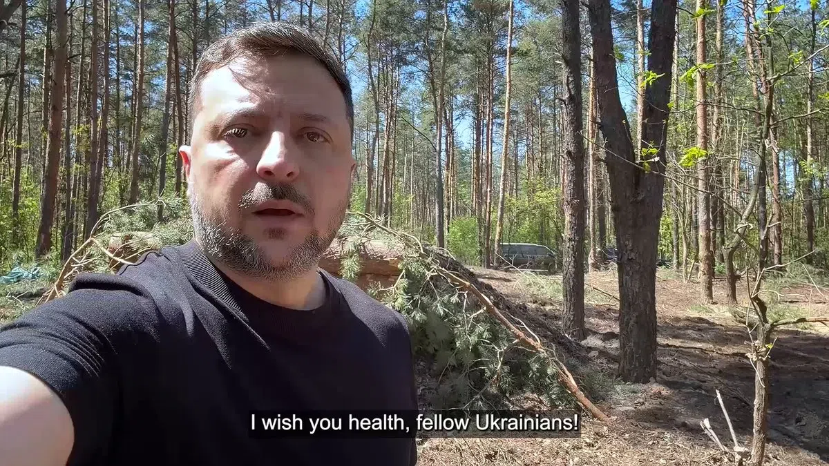 Férfi erdőben videóüzenetet rögzít