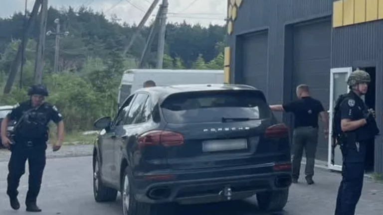 Nyílt utcán lövöldözött, majd egy nőre is fegyvert fogott egy volt katona Lvivben