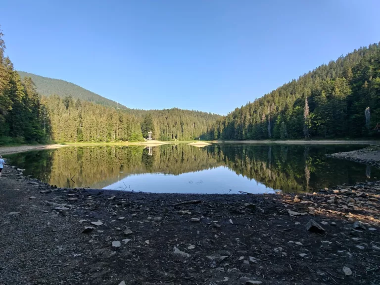 Pánik a turisták körében: tényleg kiszáradt a Szinevéri-tó Kárpátalján?