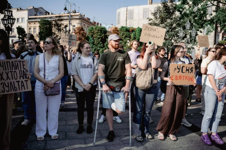 Katonák tüntetnek Kijevben a védelmi miniszter menesztése miatt