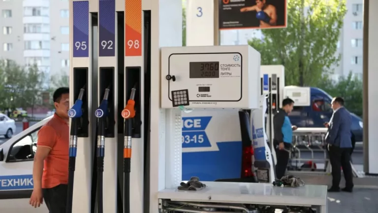 Kazahsztán lezárta orosz határát az üzemanyag-turisták előtt