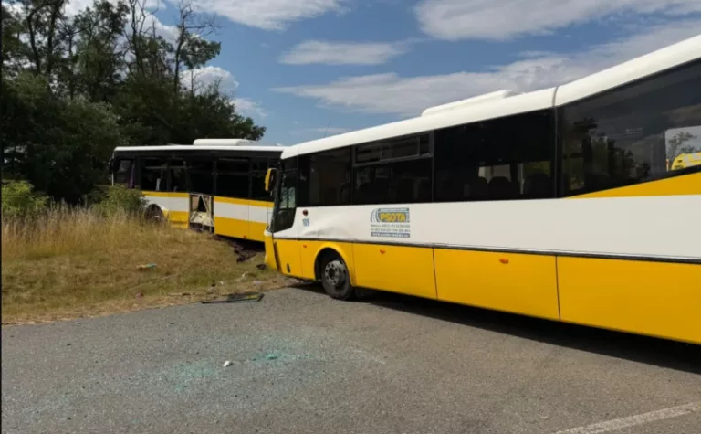 Egymásba rohant két menetrend szerinti autóbusz Csehországban, ukrán sérültek is vannak