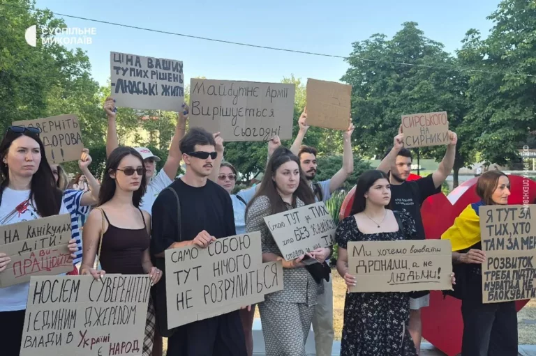 Negyedik napja tüntetnek Kijevben és Kárpátalján a hadsereg főparancsnoka ellen