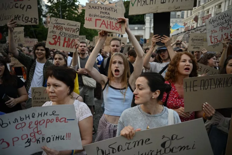 Politikai válság Kijevben: Zelenszkij a katonai vezetés átalakítását mérlegeli a tüntetések nyomán